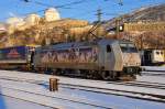  Oma Liesel  TX-Logistik 185 540-2  Kassel Huskies  mit Aufliegerzug bei der Ausfahrt aus dem Bahnhof Kufstein in Richtung Brenner am 10.02.13.