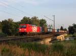 Die 185 399 mit einem Containerzug am 13.07.2013 bei der berfahrt ber die Isar bei Plattling.