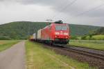 185 090-8 mit Containerzug in Fahrtrichtung Sden. Aufgenommen bei Harrbach am 23.05.2013.