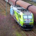 Wenn schon kein Schnee zum Heiligabend, dann wenigstens die bunte Werbelok 185 152-6, die sich leider etwas schüchtern hinter den Waggons versteckt.