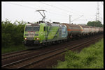 Railion 185152 mit K+S Werbung vor einem Kesselwagenzug bei Ahlten am 26.5.2016 Richtung Hannover.