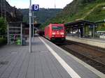 185 317-5 als gemischter Gz Richtung Koblenz durchfährt den Bahnhof Cochem (Mosel) auf Gleis 1.