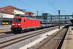 Am 26.08.2015 fuhr 185 396-9 mit einem langen Autozug über Gleis 6 durch den Regensburger Hauptbahnhof in Richtung Norden.