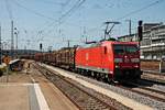 Mit einem gemischten Güterzug fuhr am 26.08.2015 die 185 045-2 über Gleis 7 durch den Hauptbahnhof in Regensburg in Richtung Süden.