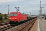 Mit einem Silozug fuhr am Morgen des 28.08.2015 die 185 215-1 durch den Hautpbahnhof von Regensburg in Richutng Süden.