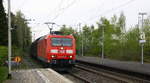 185 042-9 DB kommt mit einem Audi-VW-Skoda-Zug aus Osnabrück nach Kortenberg-Goederen(B) und kommt aus Richtung Mönchengladbach-Hbf,Rheydt-Hbf,Wickrath,Beckrath,Herrath und fährt durch