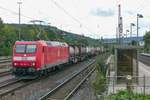 185 040 fuhr am 12.8.09 mit einem Güterzug nach Norddeutschland in Veitshöchheim auf Gleis 4 durch. Rechts der Bahnsteig, der nur einen Zugang zum Gleis 2 ermöglicht. 