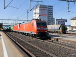 DB - 185 093-2 mit 185 096-5 mit Güterzug bei der durchfahrt im Bahnhof Herzogenbuchsee am 13.04.2017