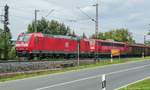 185 063 zog am 12.8.09 einen Güterzug, in den eine abgebügelte 111 eingestellt worden war. (Ortsrand von Veitshöchheim, Blick nach Westen.)