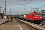 Am 28.08.2015 bespannte 185 368-8 einen Containerzug, als sie über Gleis 7 aus Richtung Regensburg Prüfening durch den Hauptbahnhof gen Süden fuhr.