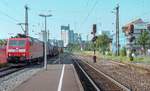 185 147 erreichte am 15.7.05 mit einem Güterzug den Bahnhof Karlstadt am Main.