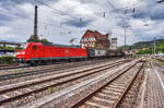 185 149-2 durchfährt mit einem Güterzug den Bahnhof Weinheim (Bergstr) in Richtung Süden.