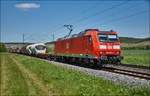 185 069-2 ist am 10.05.2017 mit einen gemischten Güterzug bei Retzbach-Zellingen in Richtung Süden unterwegs.