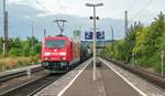 185 283 fuhr am 12.8.09 mit einem Güterzug durch den Bahnhof Karlstadt mainaufwärts auf Gleis 2.