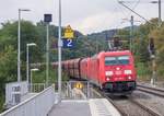 185 383 erreichte am 1.10.16 mit einer Schwesterlok vor einem Güterzug Richtung Würzburg den Bahnhof Partenstein.