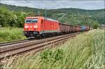 185 290-4 ist mit einen gemischten Güterzug bei Reilos am 08.06.2017 unterwegs.