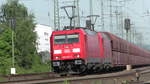 DB 185 303 zieht zusammen mit 185 211 einen Kohlezug am Rhein entlang.