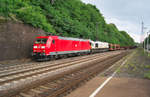 185 035-3 mit ECR 247 031-8 im Schlepp bringt einen langen gemischten Güterzug aus Richtung Neunkirchen zum Saarbrücker Rangierbahnhof.
