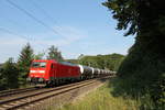 185 047 zieht ihren beladenen Kesselwagenzug kurz hinter der Bahnhofsausfahrt von Eichstätt Bahnhof in Richtung Treuchtlingen.