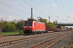 Mit einem gemischten Güterzug (Chiasso - Mannheim Rbf) fuhr am 04.05.2016 die 185 091-6 durch die Müllheimer Gleisanlagen in Richtung Freiburg (Breisgau).