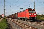 Mit einem  Redbull -Zug nach Bludenz (AT) fuhr am 04.05.2016 die 185 104-7 durch Müllheim (Baden) an den Überholgleisen gen Basel vorbei.