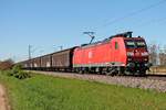 Mit einem  Redbull -Zug von Bludenz (AT) fuhr am 05.05.2016 die 185 110-4 auf der Rheintalbahn bei Hügelheim in Richtung Norden.