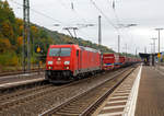   Die 185 203-7 (91 80 6185 203-7 D-DB) der DB Cargo Deutschland AG fährt am 01.10.2017 mit dem langen  Winner -Zug durch den Bahnhof Dillenburg in Richtung Norden.
