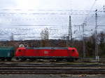 Eine 185er DB fährt mit einem Coilzug aus Kinkempois(B) nach Landshut(D) bei der Ausfahrt aus Aachen-West und fährt in Richtung