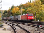 185 269 mit einem Containerzug. Am 07.10.17 bei der Durchfahrt Eichstätt Bahnhof.