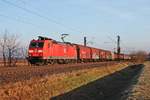In den ersten Sonnenstrahlen des 22.12.2016 fuhr 185 107-0 mit einem gemischten Güterzug (Mannheim RBf - Chiasso) bei Hügelheim gen Schweiz.