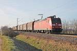 Mit einem gemischten Güterzug (Chiasso - Mannheim Rbf) fuhr am Morgen des 22.12.2016 die 185 117-9 bei Hügelheim auf der KBS 703 in Richtung Zielbahnhof.