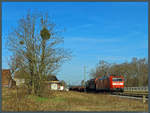 185 198-9 der DB Cargo rollt am 07.04.2018 mit einem bunt gemischten Güterzug durch den ehemaligen Bahnhof Jütrichau.