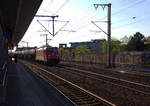 185 241-7 DB kommt leider im gegenlicht mit einem Ölzug aus Antwerpen-Petrol(B) nach Stuttgart-Hafen(D) und kommt aus Richtung