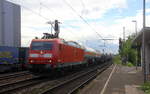 185 138-5 DB kommt mit einem gemischten Güterzug aus Richtung Krefeld und fährt durch Duisburg-Rheinhausen-Ost in Richtung Duisburg-Hochfeld-Süd.
