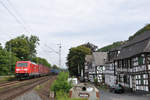 Am 22/07/2011 zog 185 290-4 einen Güterzug auf der rechten Rheinseite vorbei an den Fachwerkhäusern von Ariendorf gen Süden.