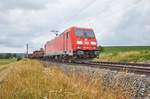 185 363-9 ist am 11.07.2018 mit einen gemischten Güterzug bei Dörflein unterwegs.