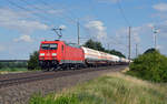 185 391 schleppte am 27.06.18 einen Ganzzug Gaskesselwagen durch Niederndodeleben Richtung Braunschweig.