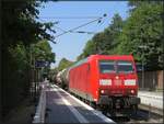 185-061-9 passiert mit einen Kesselwagenzug den Haltepunkt Eilendorf in Fahrtrichtung Köln. Bildlich festgehalten am 03.Aug 2018.