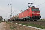 Mit einem gemischten Güterzug (Mannheim Rbf - Chiasso) fuhr am 05.04.2017 die 185 092-4 nördlich von Müllheim (Baden) in Richtung Schweizer grenze.