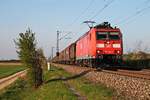 Am Abend des 07.04.2017 fuhr 185 106-2 mit einem gemischten Güterzug (Mannheim RBf - Chiasso) bei Hügelheim durchs Rheintal gen Schweiz.