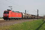 Am 11.04.2017 bespannte 185 099-9 einen langen gemischten Güterzug (Mannheim Rbf - Chiasso), als sie bei Hügelheim am Fotografen vorbei gen Basel fuhr.