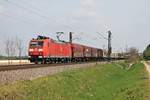 185 104-7 am 11.04.2017 mit einem gemischten Güterzug (Mannheim Rbf - Chiasso), als sie bei Hügelheim über die KBS 703 in Richtung Schweiz fuhr.