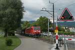 Aus Richtung Rorschach kommend zieht 185 090-8 einen gemischten Güterzug durch Goldach (24.08.2018).