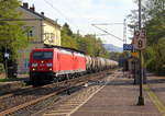 185 284-7 und 185 025-4 beide von DB kommen mit einem gemischten Güterzug aus Mannheim-Gbf(D) nach Köln-Gremberg(D)  und kammen aus Richtung Koblenz und fuhren durch Bonn-Oberkassel in
