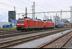 Nachschuss auf 185 129-4 und 185 126-0 DB als Lokzug, die den Bahnhof Pratteln (CH) in östlicher Richtung durchfahren.