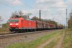 185 120-3 am Mittag des 13.04.2017 mit einem gemischten Güterzug (Mannheim Rbf - Chiasso Smistamento) in Heitersheim und fuhr gen Süden.