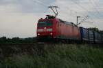 185 137 am abend des 13.5.2007 mit einem Güterzug bei Weinheim