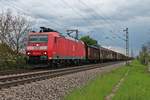 Mit einem gemischten Güterzug (Chiasso Smistamento - Mannheim Rbf) fuhr am 13.05.2017 die 185 125-2 südlich von Buggingen über die KBS 703 in Richtung Freiburg (Breisgau).