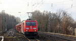 185 394-4  DB kommt aus Richtung Aachen-West und fährt durch Kohlscheid mit einem sehr langen Toyota-Autozug aus Zeebrugge-Ramskapelle(B) nach Mszczonow(PL) und fährt in Richtung