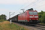 Mit einem gemischten Güterzug (Mannheim Rbf - Chiasso Smistamento) fuhr am Nachmittag des 21.07.2017 die 185 128-6 bei Buggingen in Richtung Schweiz.